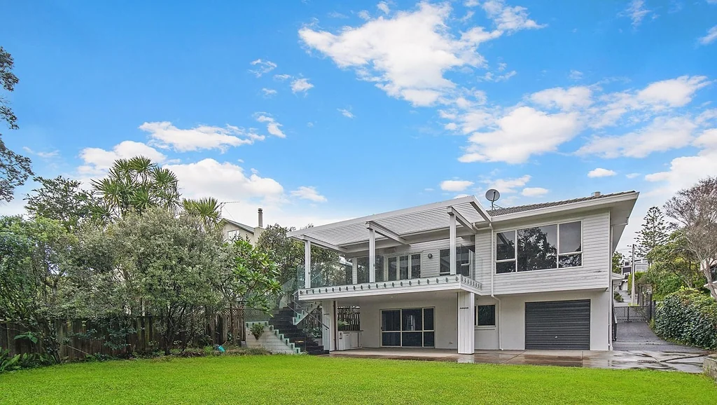 Spacious 5 bedroom family home - walk to the water!