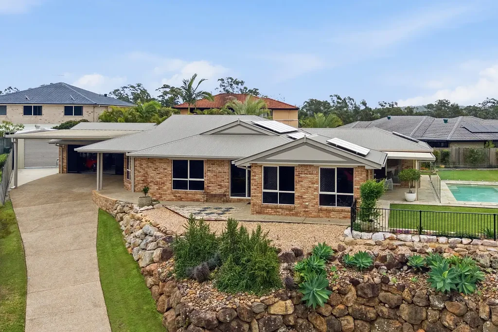 Albany Creek 4બેડરૂમ Elevated Living with Exceptional Outdoor Entertaining