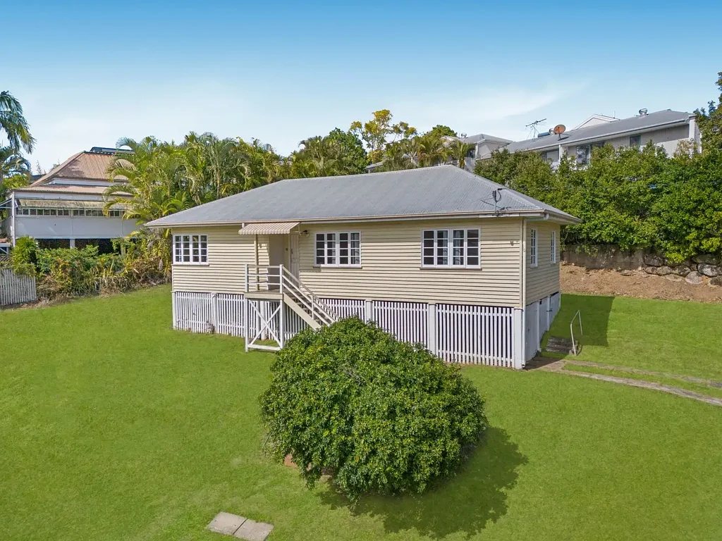 Indooroopilly 3房 罕见的526平方米街角地块，带有LMR2分区 Final Days. Move In or Redevelop. Flexible Terms