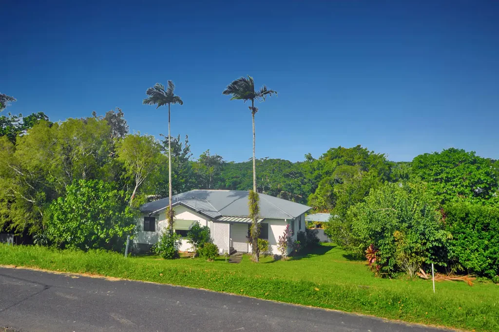 East Innisfail 4Phòng ngủ 1,416m² fenced block, flood free-- Charming Queenslander Private Oasis  Dual Living Pool-Offers Over $529,000