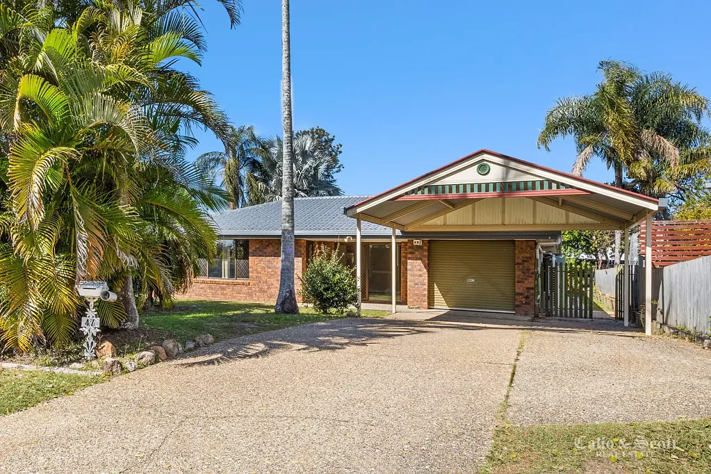 Brighton 4房 宽敞四卧 860平米阔地 双车位车库 备受追捧街道 家庭理想之选 Brighton Brick Beauty on a Large Block with Endless Potential