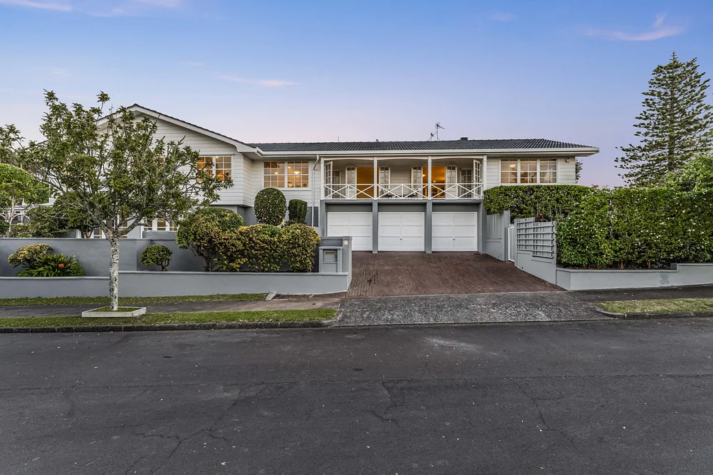 Meadowbank 5 Bedroom Grand Scale, Sun-Drenched Potential on Worcester