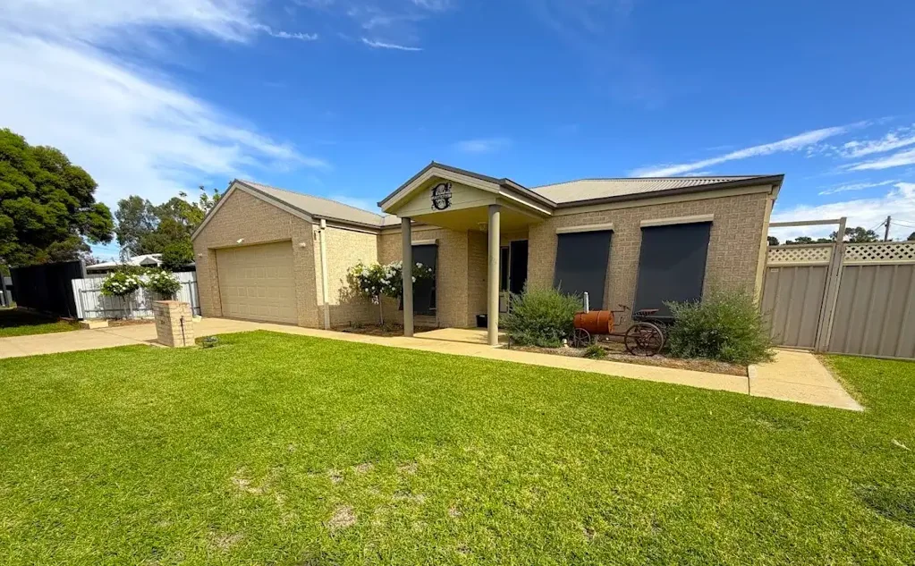 Deniliquin 3房  Modern, Spacious North Deniliquin Gem - Move In With Nothing to Spend!