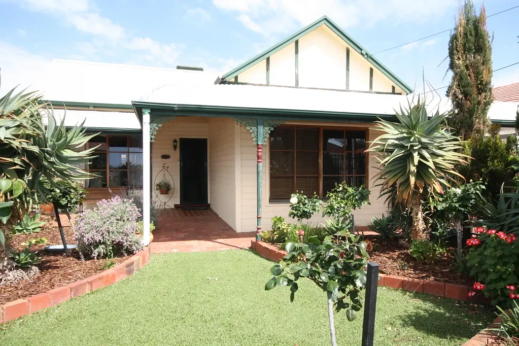 2 BEDROOM COTTAGE WITH EASY CARE GARDENS