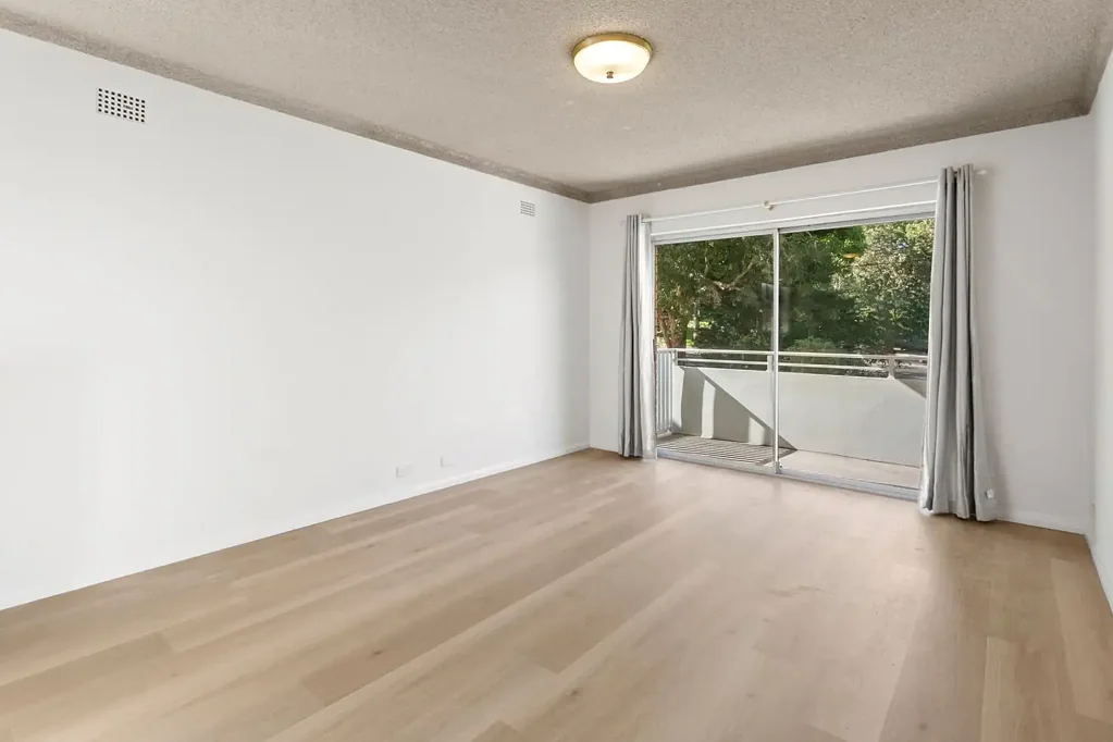 Freshly renovated one-bedroom apartment in convenient Freshwater location