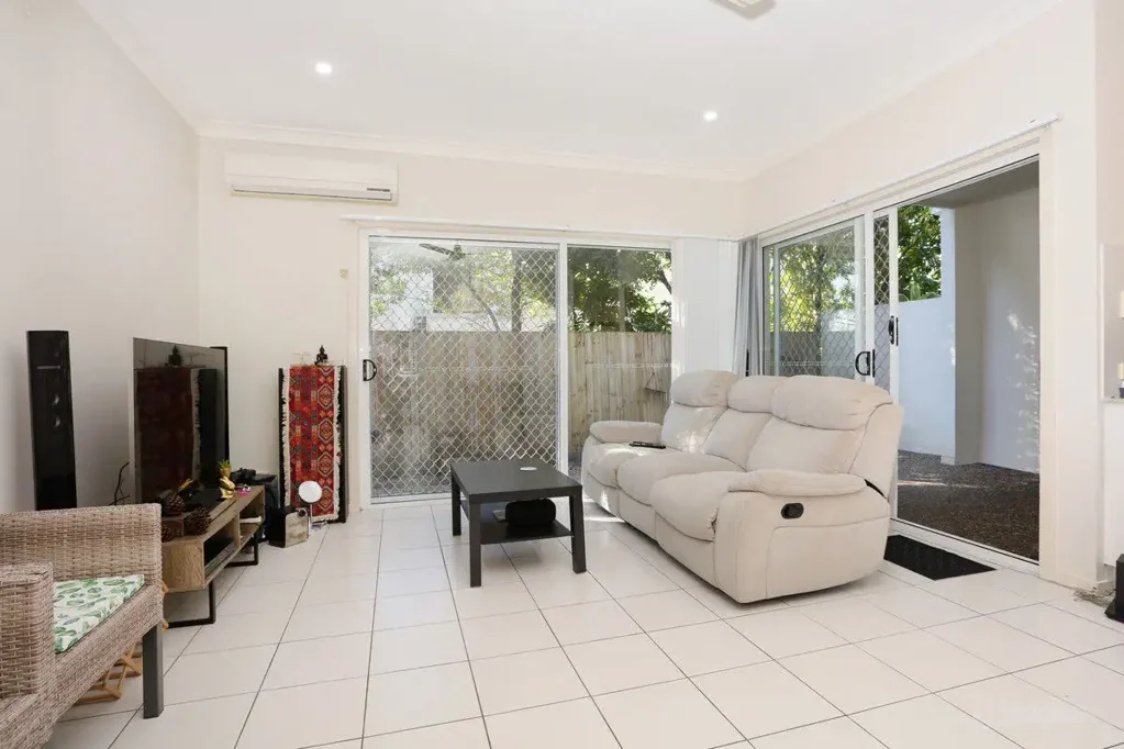 Southport 3ਬੈੱਡਰੂਮ PRICE REDUCED Stunning 3-Bedroom Townhouse in Prime Southport Location