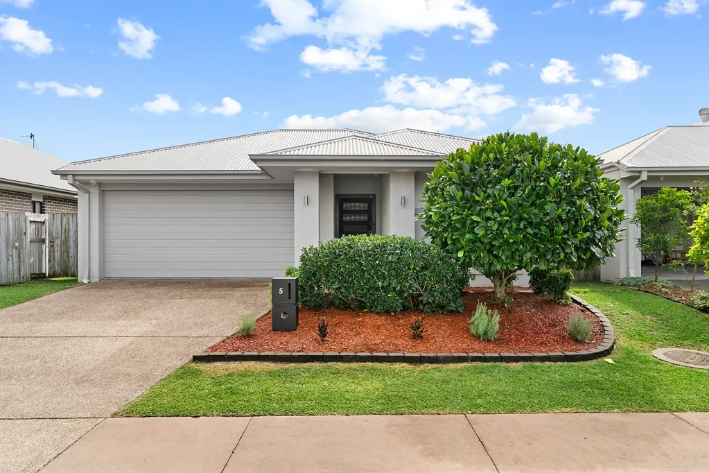 Caloundra West 4कमरा Style, Space & Swimming Pool! Family Home in Caloundra West
