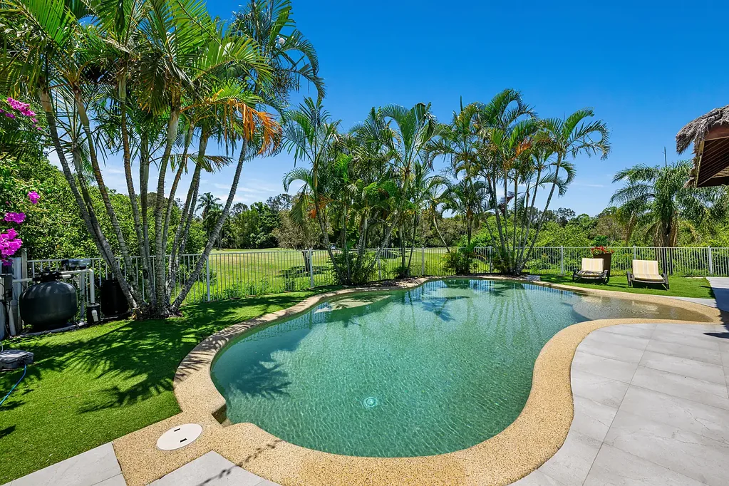8 Meadowlake Drive, Carrara, QLD 4211