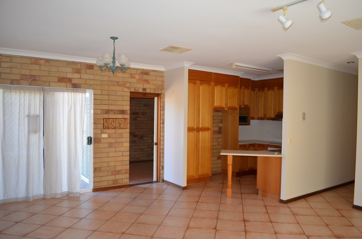 UNIT 1 16 WHITE ST, EMERALD QLD 4720, 0部屋, 0バスルーム, House