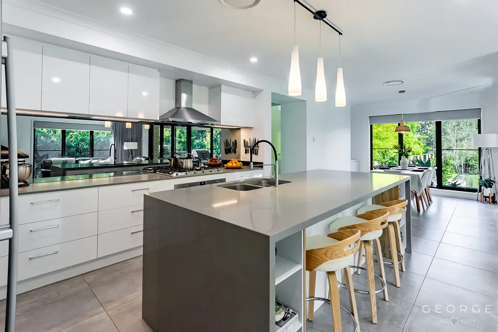 Pinbarren 4कमरा Modern Elegance: Presentation Perfect on Parklike 1903m2