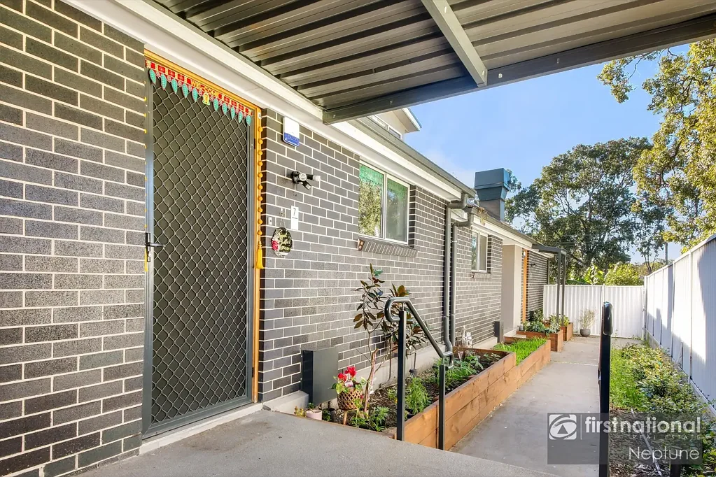 Girraween 3Moenga Near-New Modern Townhouse with Covered Alfresco/Sunroom, Enhanced Security & Low-Maintenance Backyard!