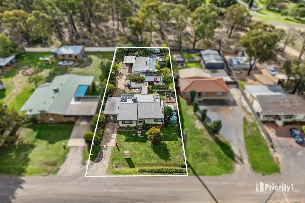 West Bendigo 3 Slaapkamer RENOVATE, REBUILD OR REIMAGINE - PRIME POSITION WITH ENDLESS POTENTIAL