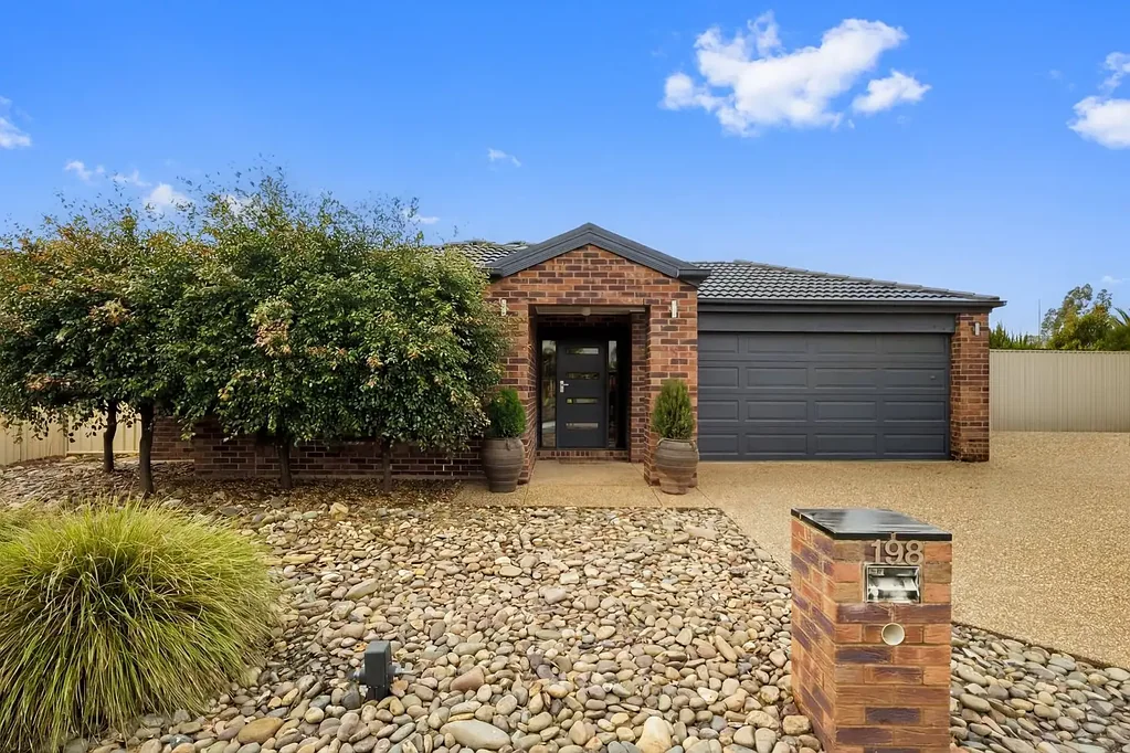 Kialla 4房  Four Beds, Three Living & Side Access to Shed!