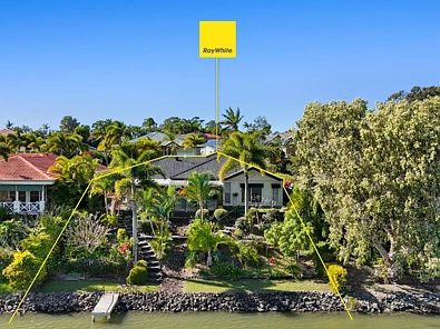 Robina 4房  Wide Waterfront Living on Robina's Most Sought-After Street