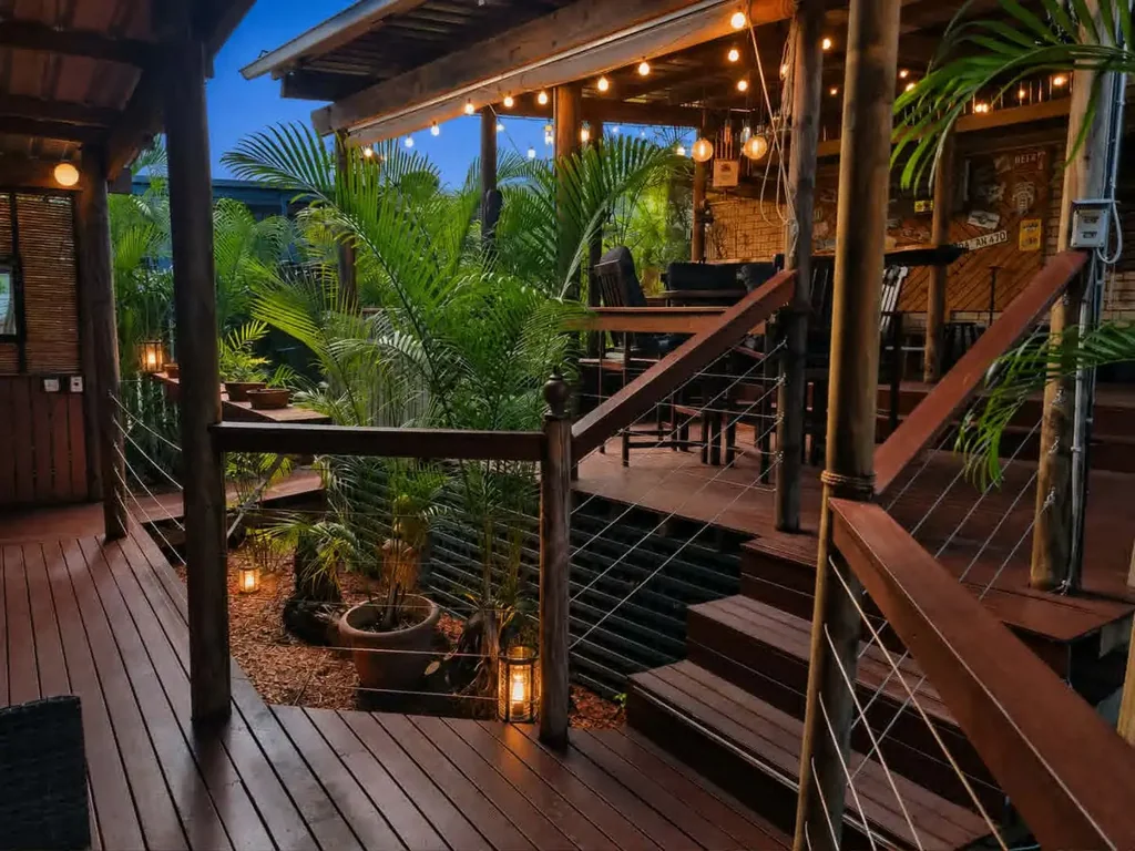Blacks Beach 4બેડરૂમ 🌴 Unique Coastal Home + Detached Studio Retreat – A Rare Blacks Beach Opportunity