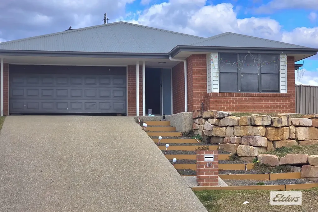 Miles 4कमरा Modern Family Living in Sought-After Cypress Pines Estate