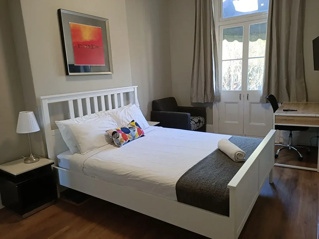 Walk to Sydney University and Broadway Shopping Centrein 6 Minutes