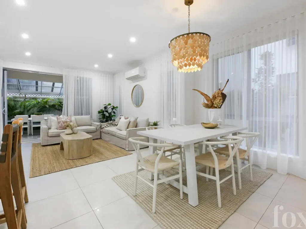 Biggera Waters 4房  RELAXED ELEGANCE MEETS COASTAL COOL: YOUR BROADWATER SANCTUARY AWAITS