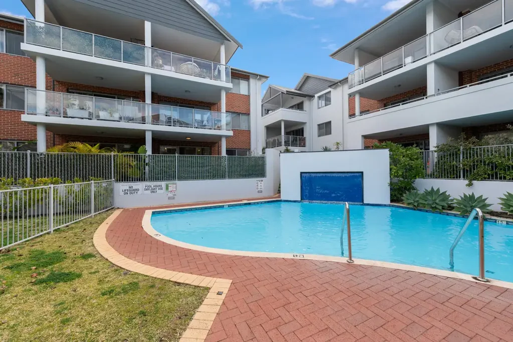 Maylands 3Moenga Spacious Ground Floor Apartment with Poolside Living