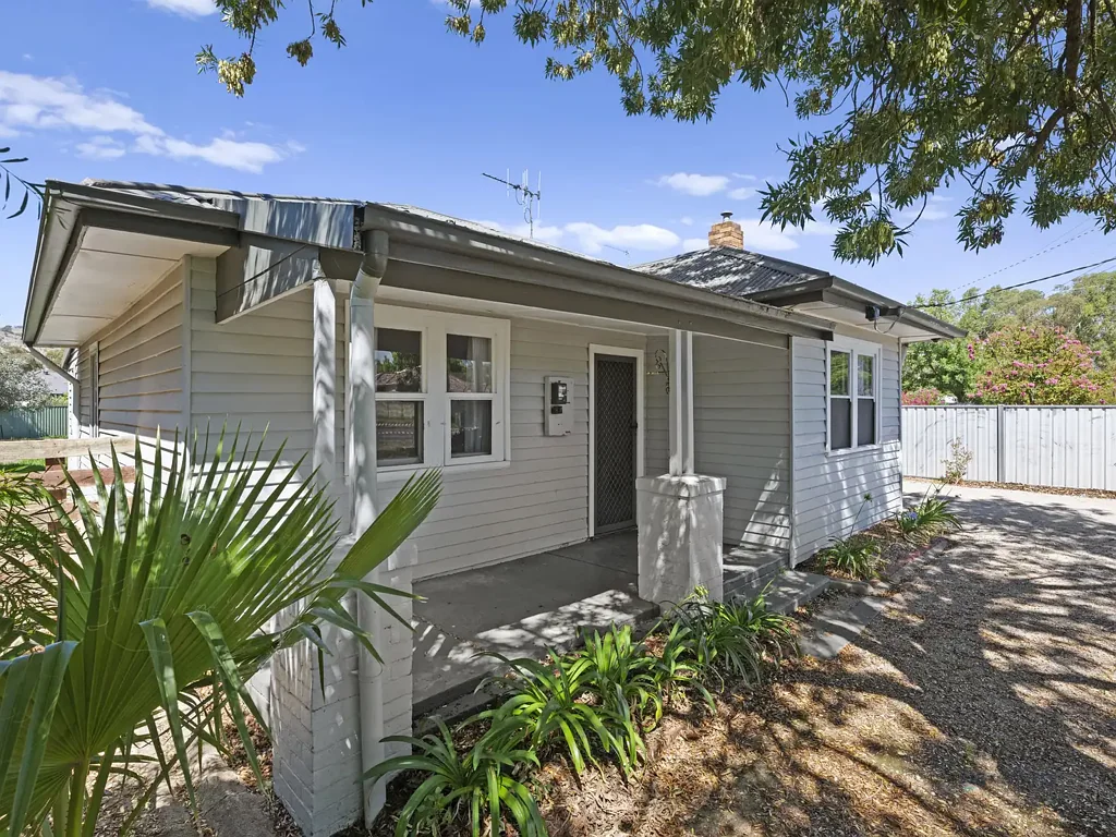 Euroa 3房  Potential-Packed Opportunity on a Spacious 929sqm Allotment