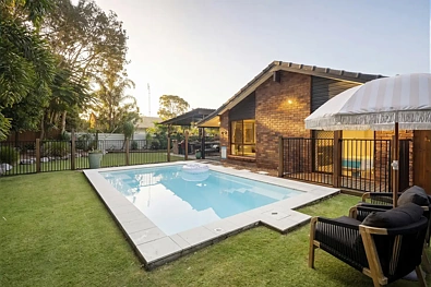 Mooloolaba 4ਬੈੱਡਰੂਮ A Character-Filled Coastal Retreat Designed for Entertaining