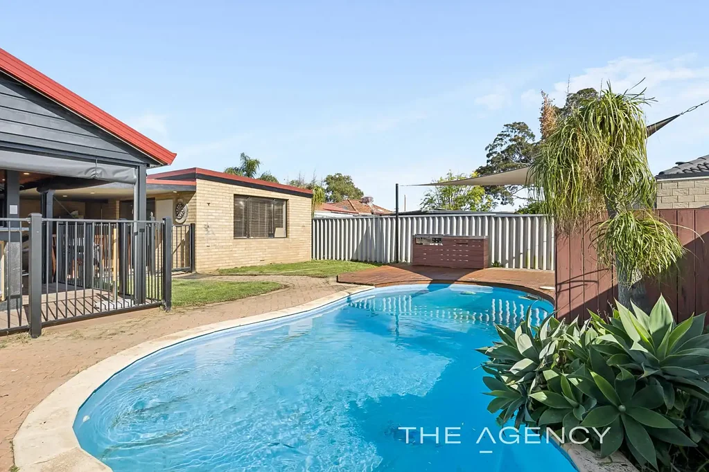 Balga 4બેડરૂમ Promising Parkside Potential!