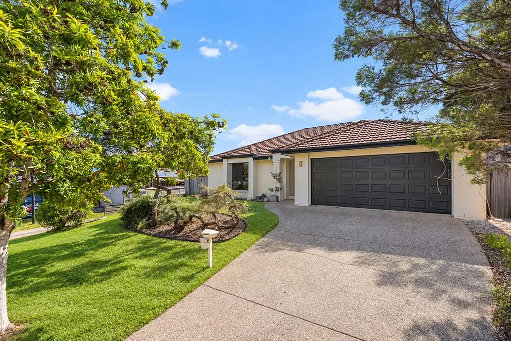 Wellington Point 4침실 Spacious Family Home with In Ground Pool in Prime Lifestyle Location