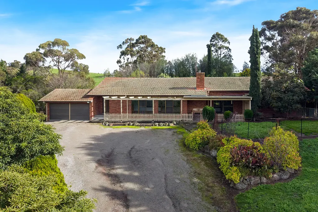 Family home on 1.5 acres (approx)