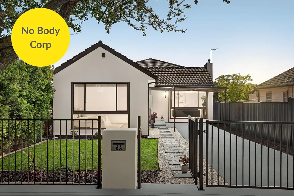 Clayton South 3कमरा Stylishly Renovated Family Home with Space, Privacy & Exceptional Convenience