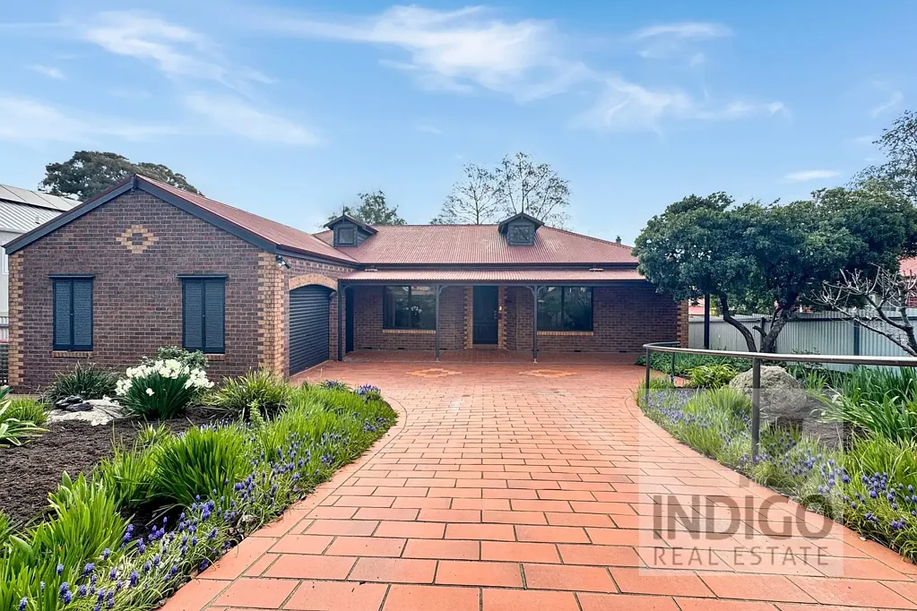 Beechworth 3 Bedroom Central Living, Space & Convenience