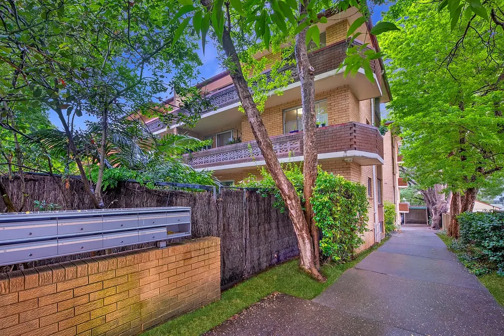 PERFECTLY SET IN A SMALL SECURE COMPLEX CLOSE TO STATION, SHOPPING MALL & ALL AMENITIES