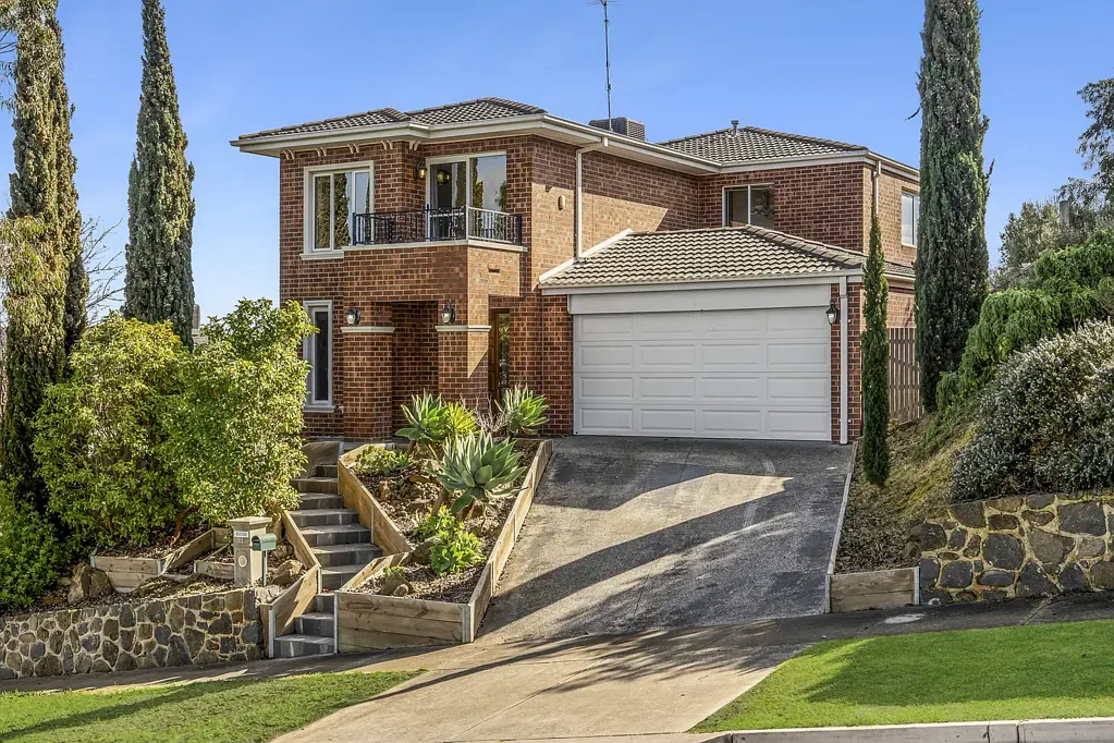Highton 4 Bedroom Elevated Family Living with Hills Views