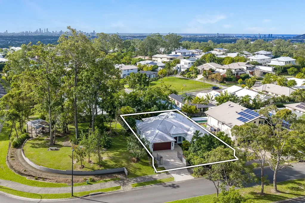 Reedy Creek 4 Slaapkamer Large Family Home next to the park with Pool & Multiple Living Areas - Act Fast