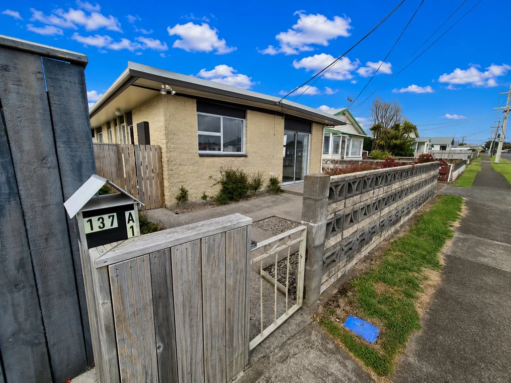 A very sunny & tidy 2 bedroom, 1 bathroom unit
