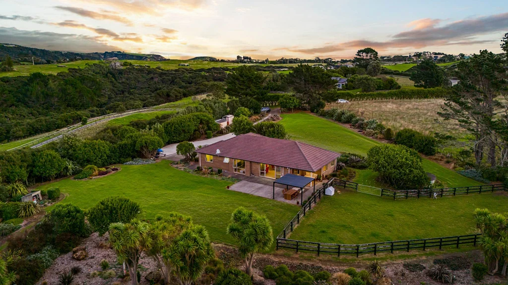 Muriwai 4 Slaapkamer The dream isn't more land – it's more life.