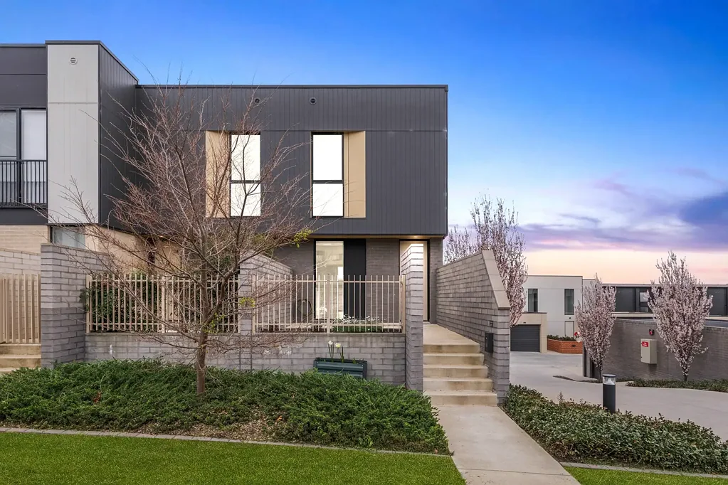 Denman Prospect 2 Slaapkamer Light-Filled Corner Townhouse with Hill Views