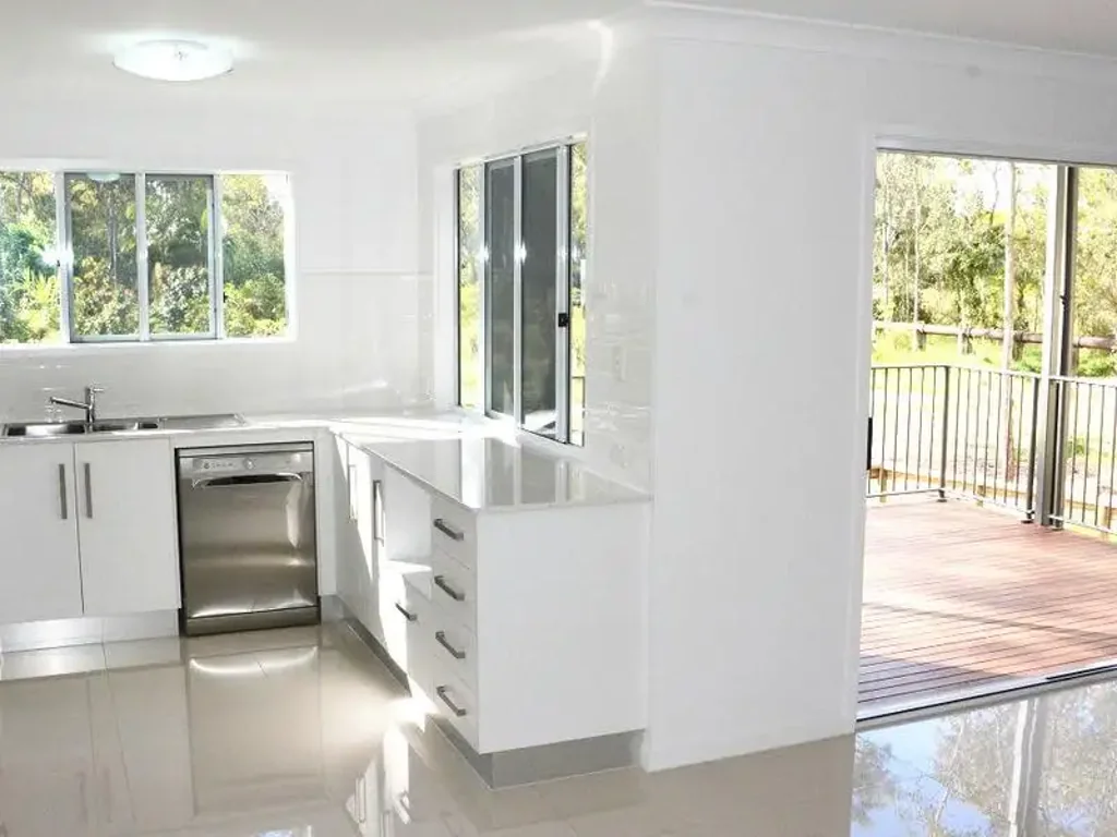 Spacious 3-Bedroom Townhouse with Double Garage & Air Conditioning