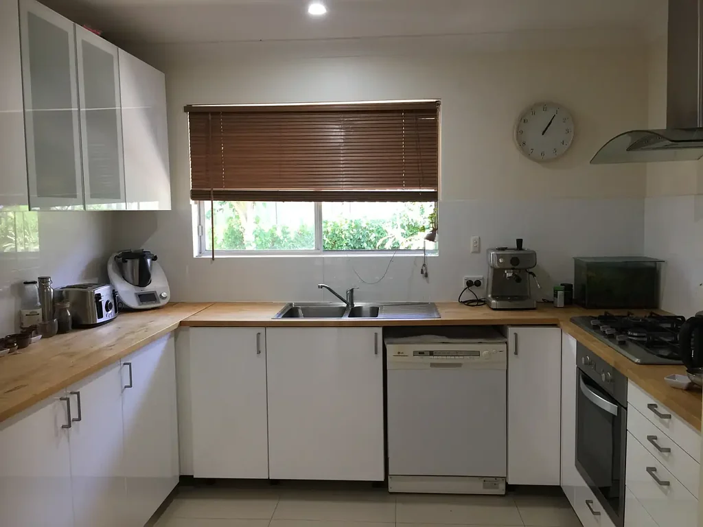 4 x 2 SPACIOUS FAMILY HOME  (close to all amenities)