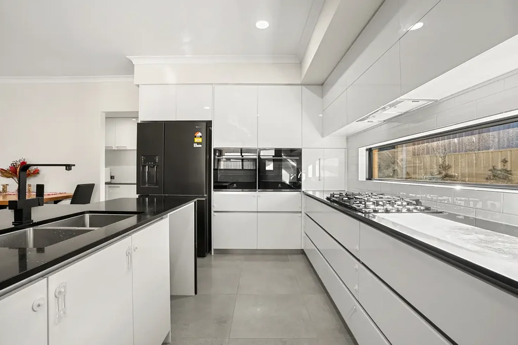 Madora Bay 4房  900M FROM BEACH / HEATED POOL / SCULLERY / OVERSIZED GARAGE WITH REAR ACCESS
