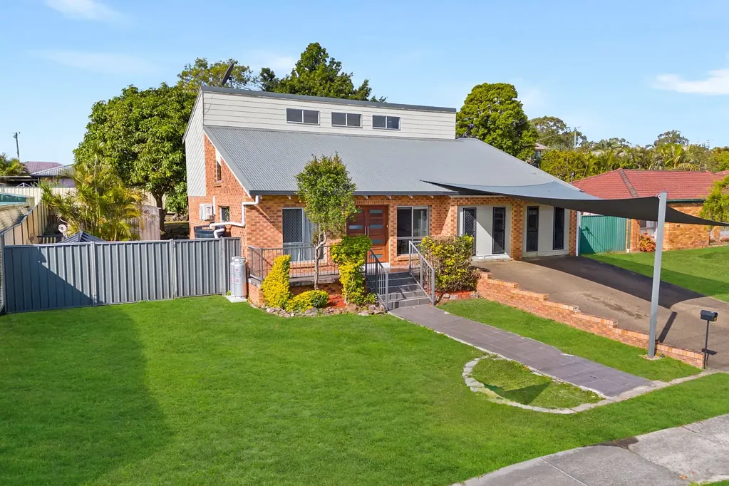 Alexandra Hills 5 Bedroom Tenanted at $900/week! Ideal Investment Opportunity for Investors!
Spacious Family Home with Character and Convenience