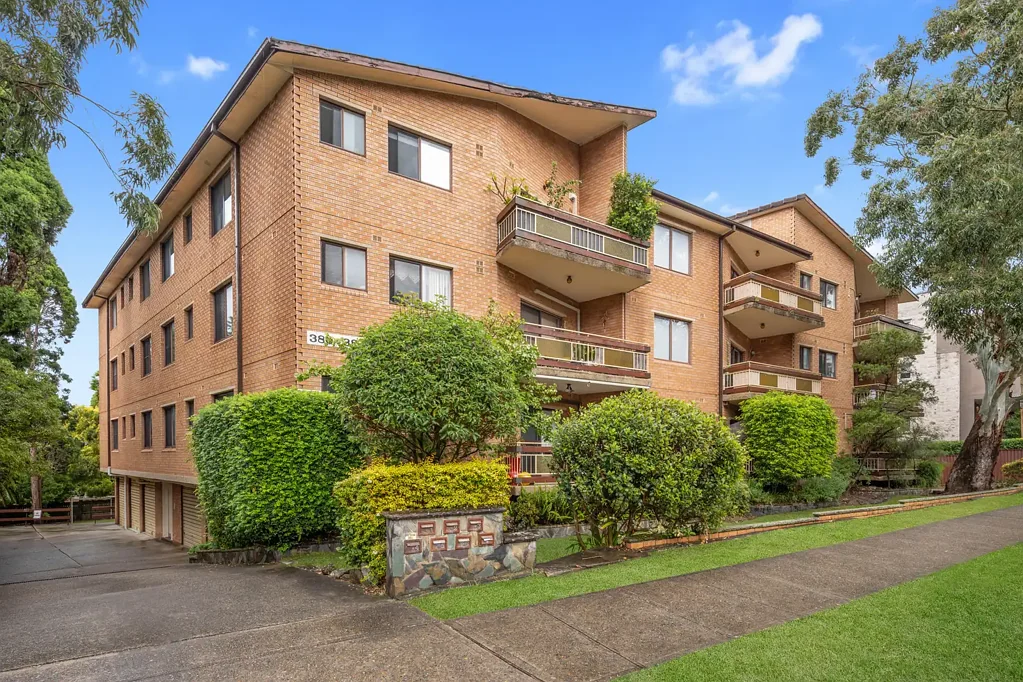 Carlton 2 Bedroom Spacious Apartment in Central Location