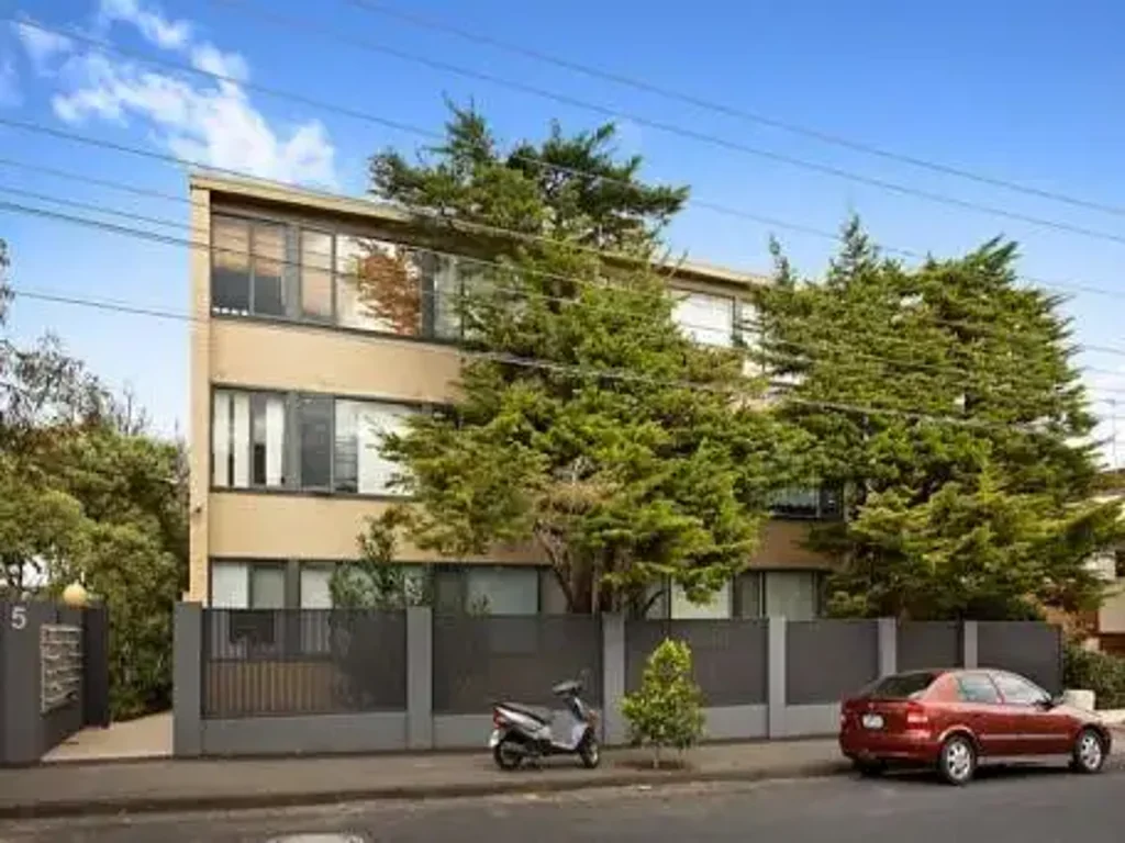 Elevated Apartment with Pool & Tennis court!
