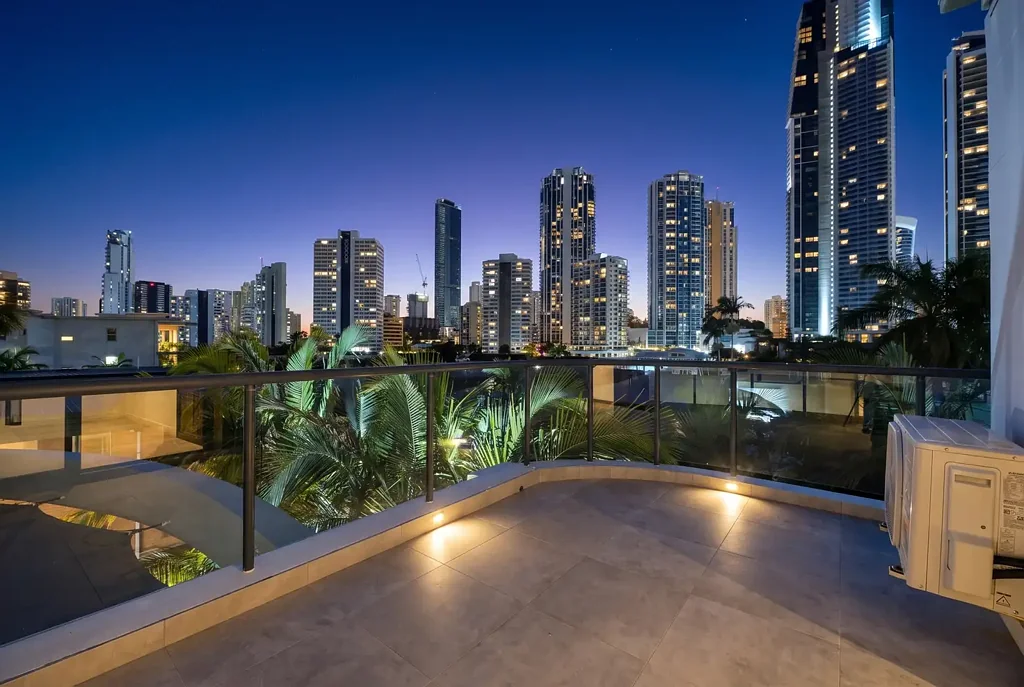 Surfers Paradise 3 Slaapkamer RARE TWO-LEVEL RESIDENCE | IMPECCABLY RENOVATED | SPECTACULAR SKYLINE & RIVER VIEWS