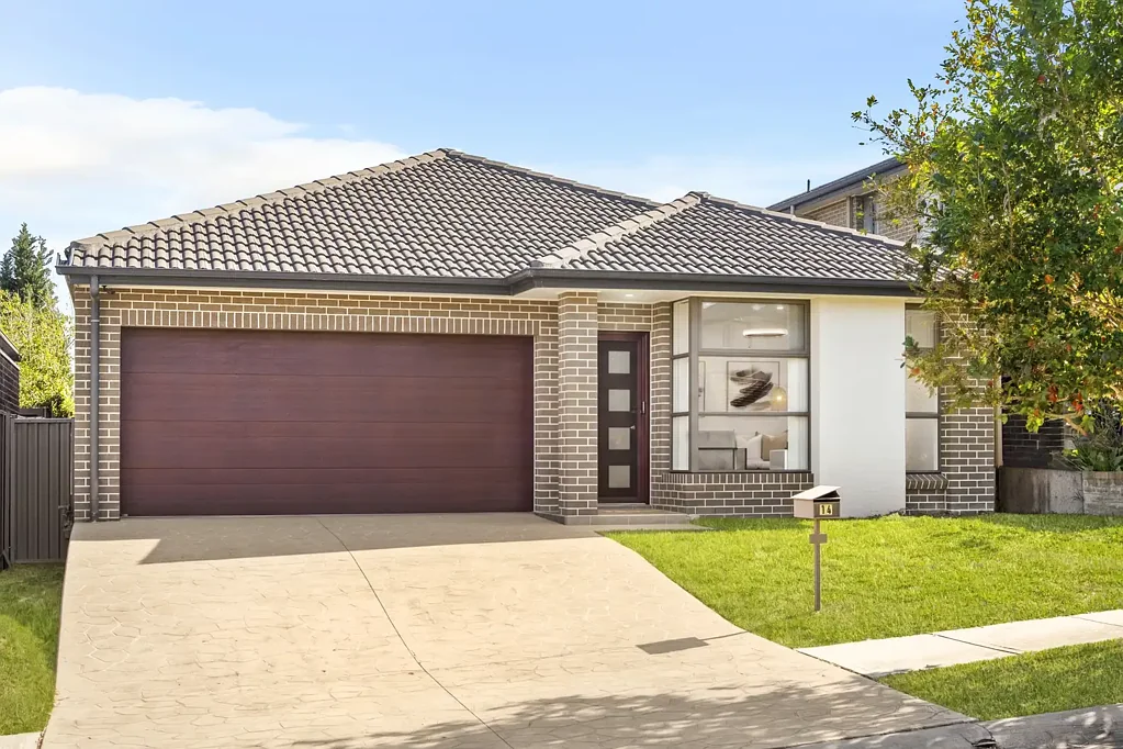 Schofields 5 Slaapkamer North East Facing Immaculate Family Home Situated on a Generous 467sqm Block in the Heart of Schofields!
