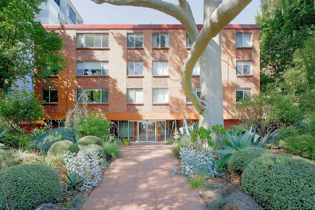 Parkville 1 Bedroom Parkside paradise