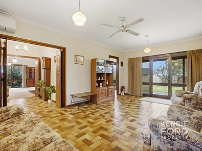 लिविंग रूम - 201 Guyatts Road, Toongabbie, VIC 3856