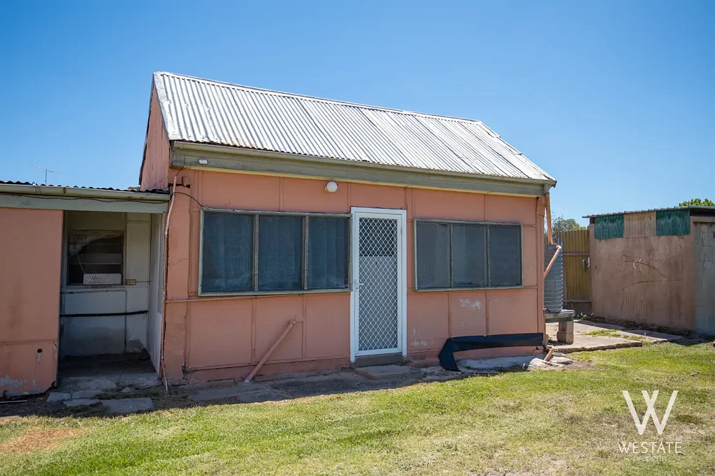 NEAT AND LOW MAINTENANCE LIVING