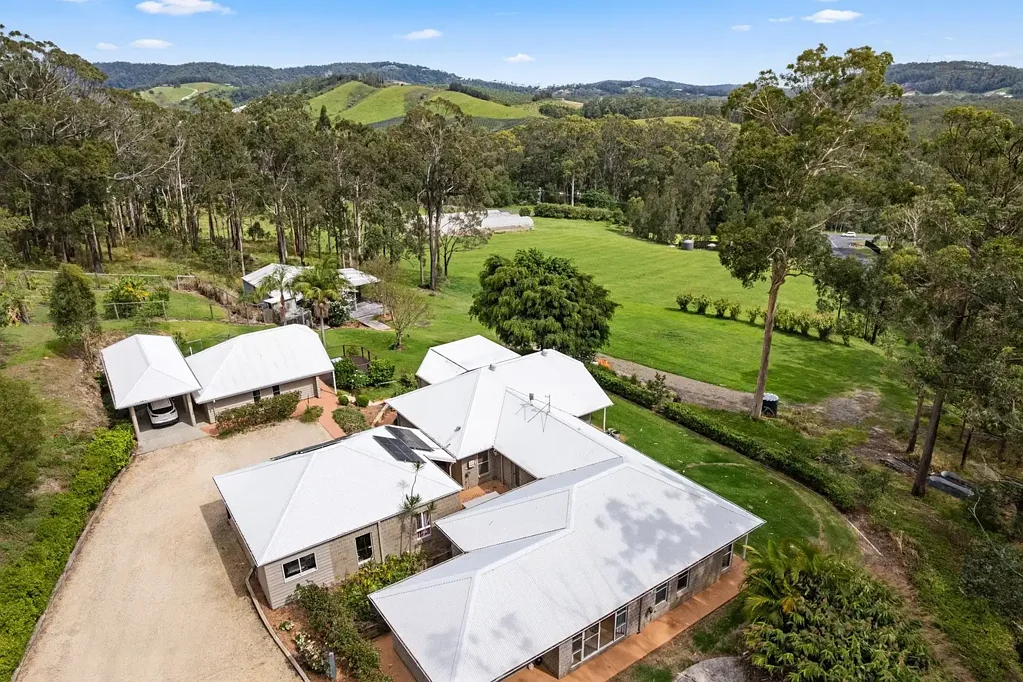 Sandy Beach 5chambre Versatile Acreage Living at Its Finest - Renovated Home + One Bedroom Flat + Studio