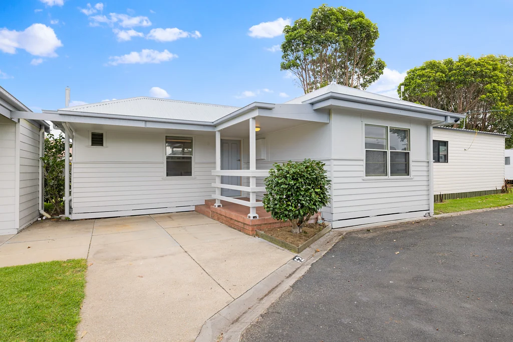 Lakes Entrance 2침실 Charming Coastal Retreat at 2/3 Jemmesons Street, in Lakes Haven Caravan Park