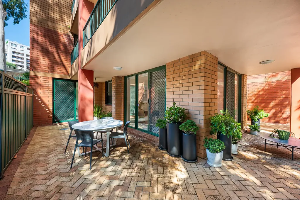 Pyrmont 3房 超大187平方米三卧室住宅，拥有独立屋般的宽敞比例 Oversized 187sqm Three-Bedroom Residence with House-Like Proportions
